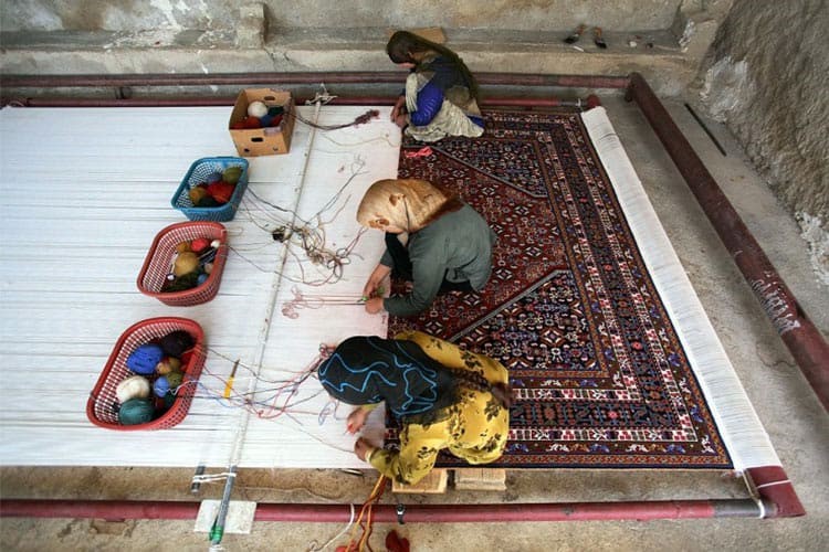 مراحل و نحوه تولید فرش ابریشم دستباف قم ، تلفیق هنر و تاریخ